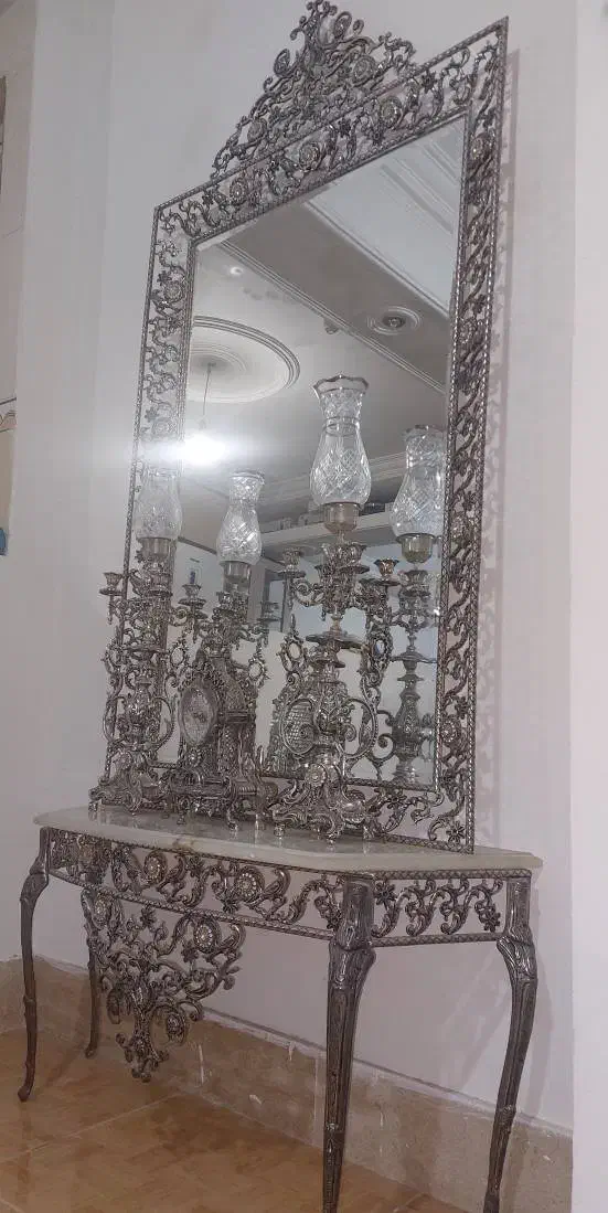 آینه و شمعدانی و ساعت برنزی|آینه|میانه, |دیوار