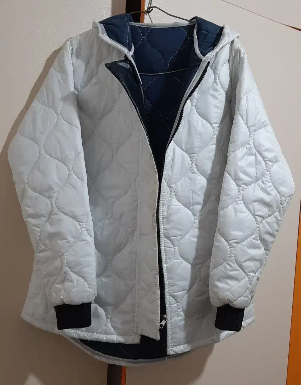 کاپشن|لباس|آفتاب, |دیوار