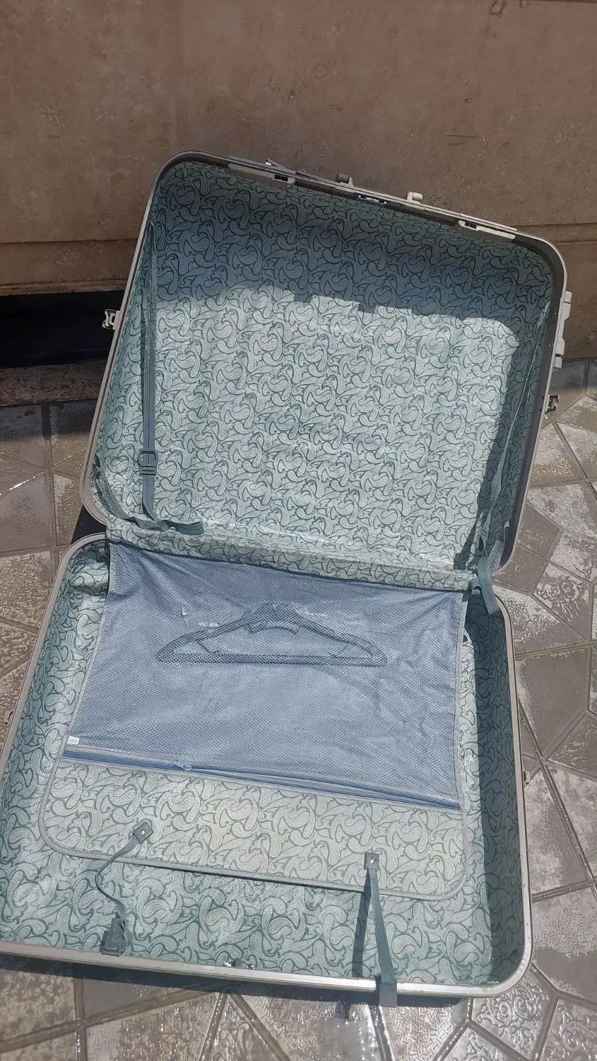 چمدان بزرگ و محکم|کیف، کفش، کمربند|اراک, |دیوار