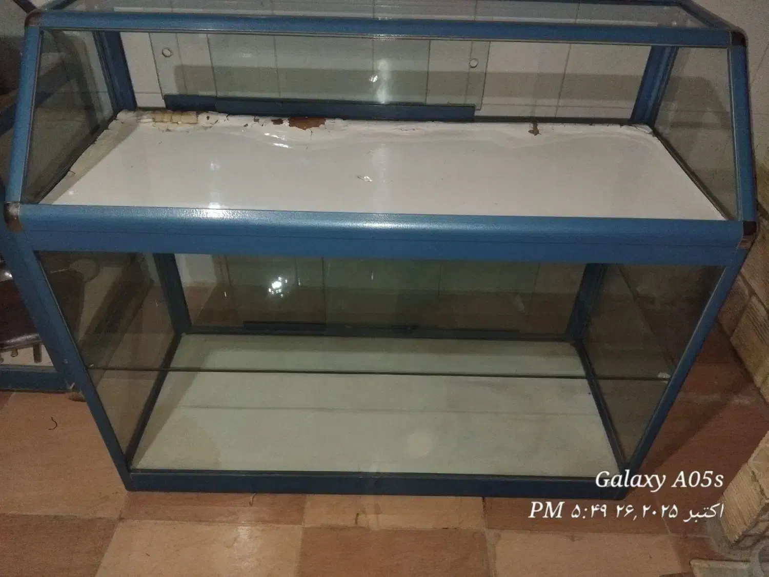 دو عدد ویترین شیشه ای با اسکلت آلومنیوم|بوفه، ویترین، کنسول|لاران, |دیوار