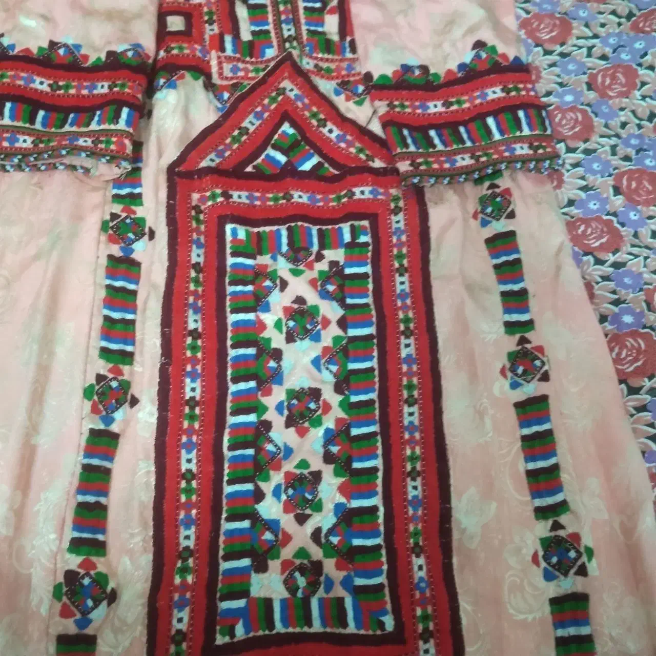 لباس دستدوز|لباس|زابل, |دیوار