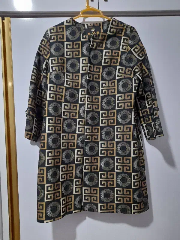 مانتو|لباس|خوی, |دیوار