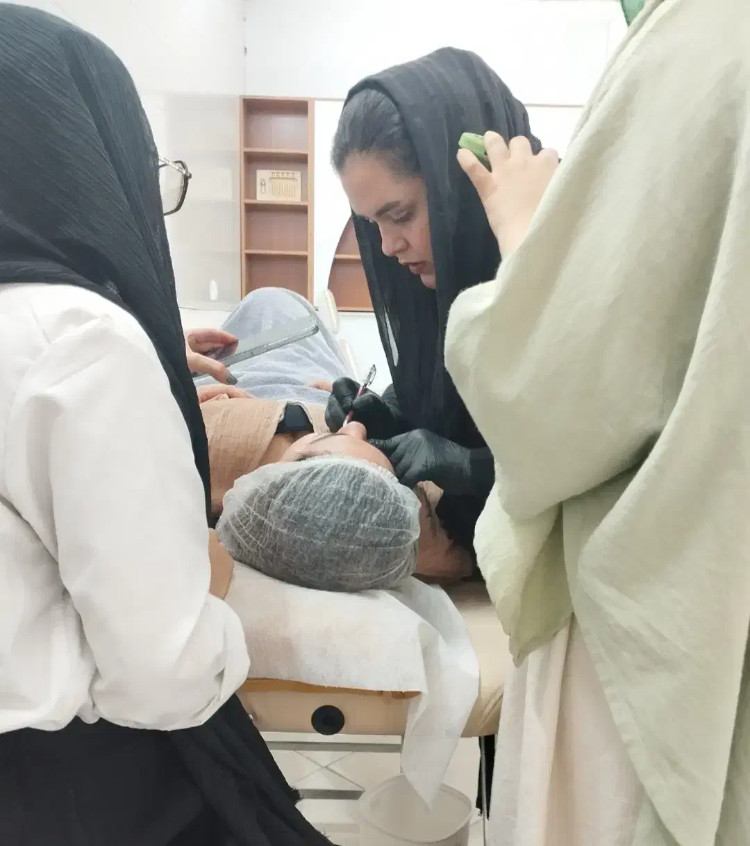 خدمات و آموزش تخصصی آرایش دائم میکرو ابرو چشم لب|خدمات آرایشگری و زیبایی|قم, دورشهر|دیوار