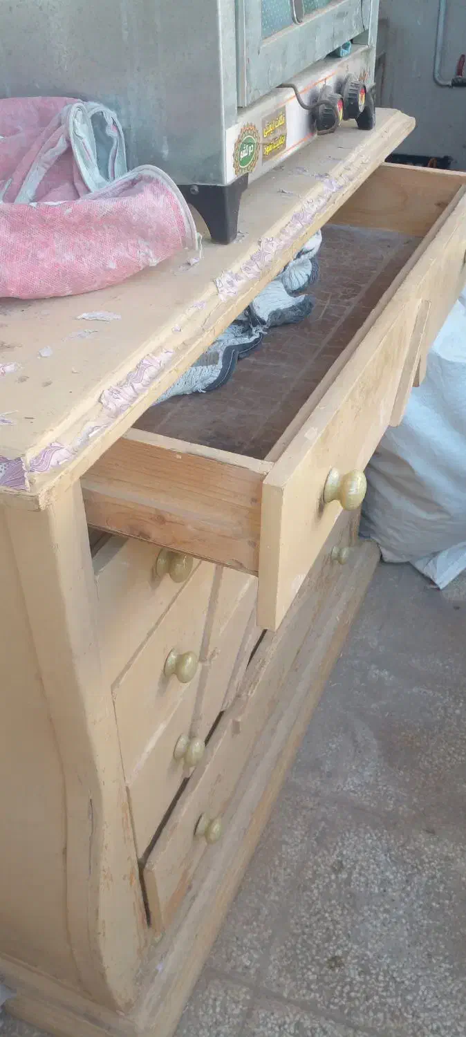 دلاور لباس|بندرخت و رخت‌آویز|نیشابور, حسین آباد جدید|دیوار