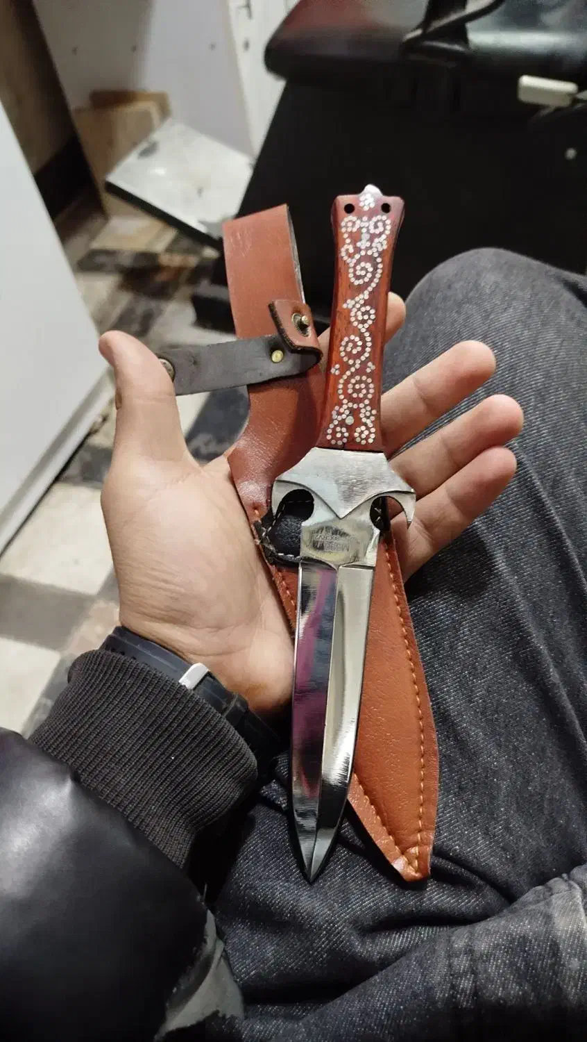 چاقوی دولبه دسته میخدوزی شده|کلکسیون اشیاء عتیقه|بناب, |دیوار