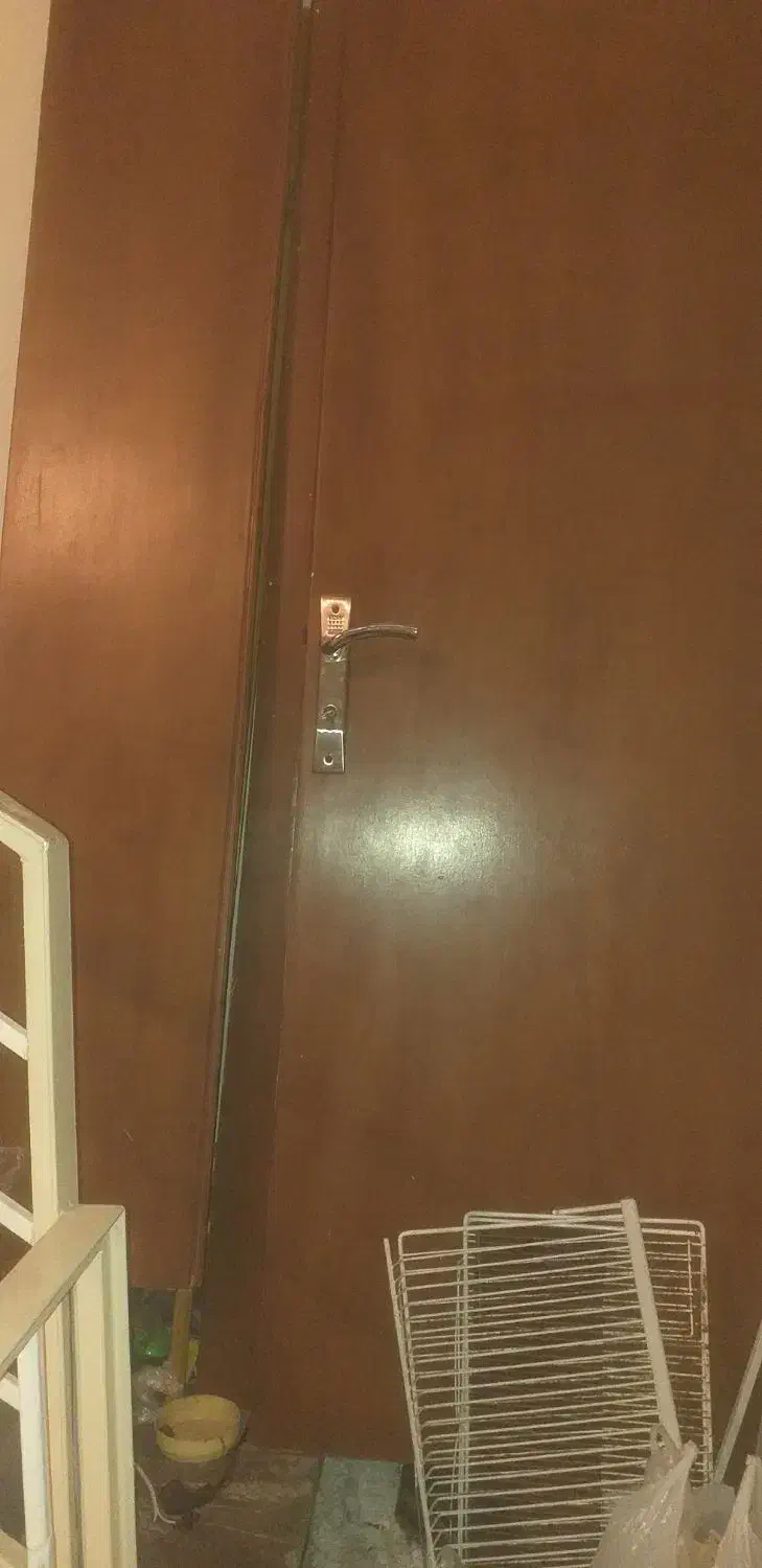 درب کاملا چوب وبسیار تمیز همراه با چارچوب آهنی|مصالح و تجهیزات ساختمان|دامغان, |دیوار