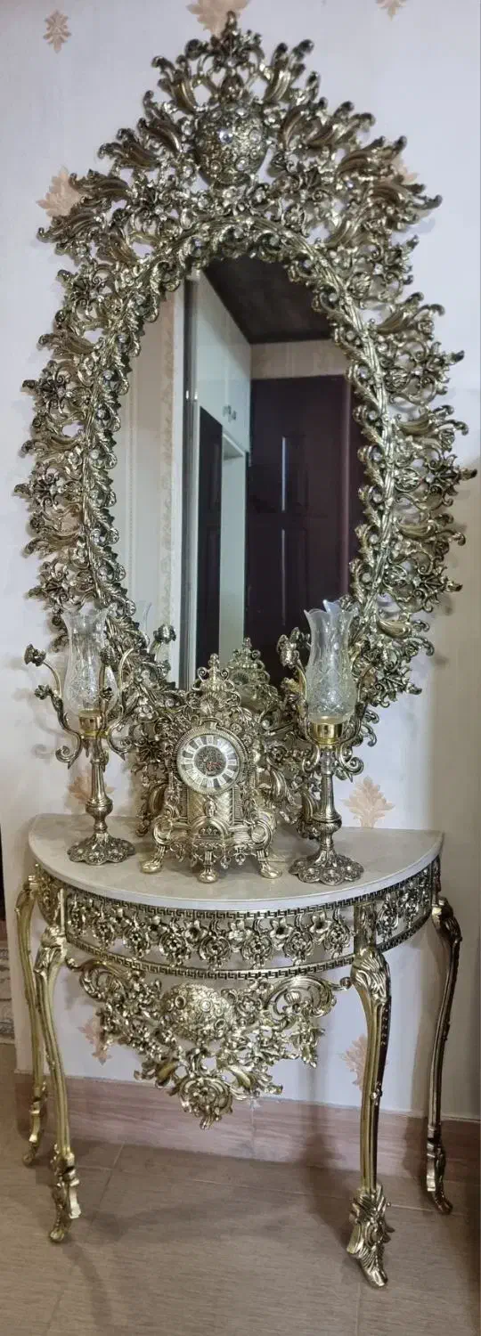 آینه شمعدان و ساعت|آینه|نیشابور, بزرگمهر|دیوار