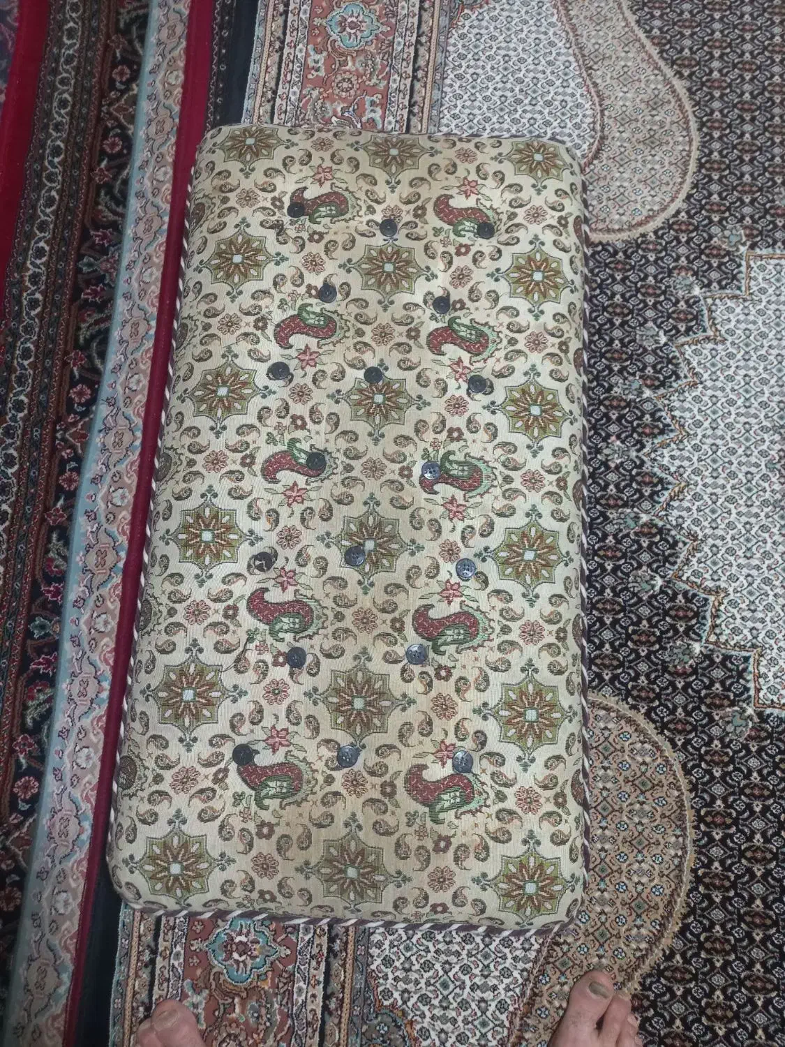 ۱فرش۸ عدد پشتی یک دست در حد نو۷۰۰شانه|پشتی|بزینه رود, |دیوار