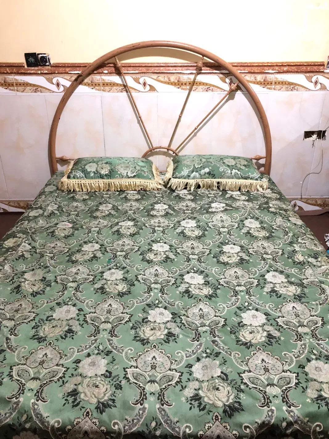 تخت دونفره به همراه تشک|تخت و سرویس خواب|چابهار, |دیوار