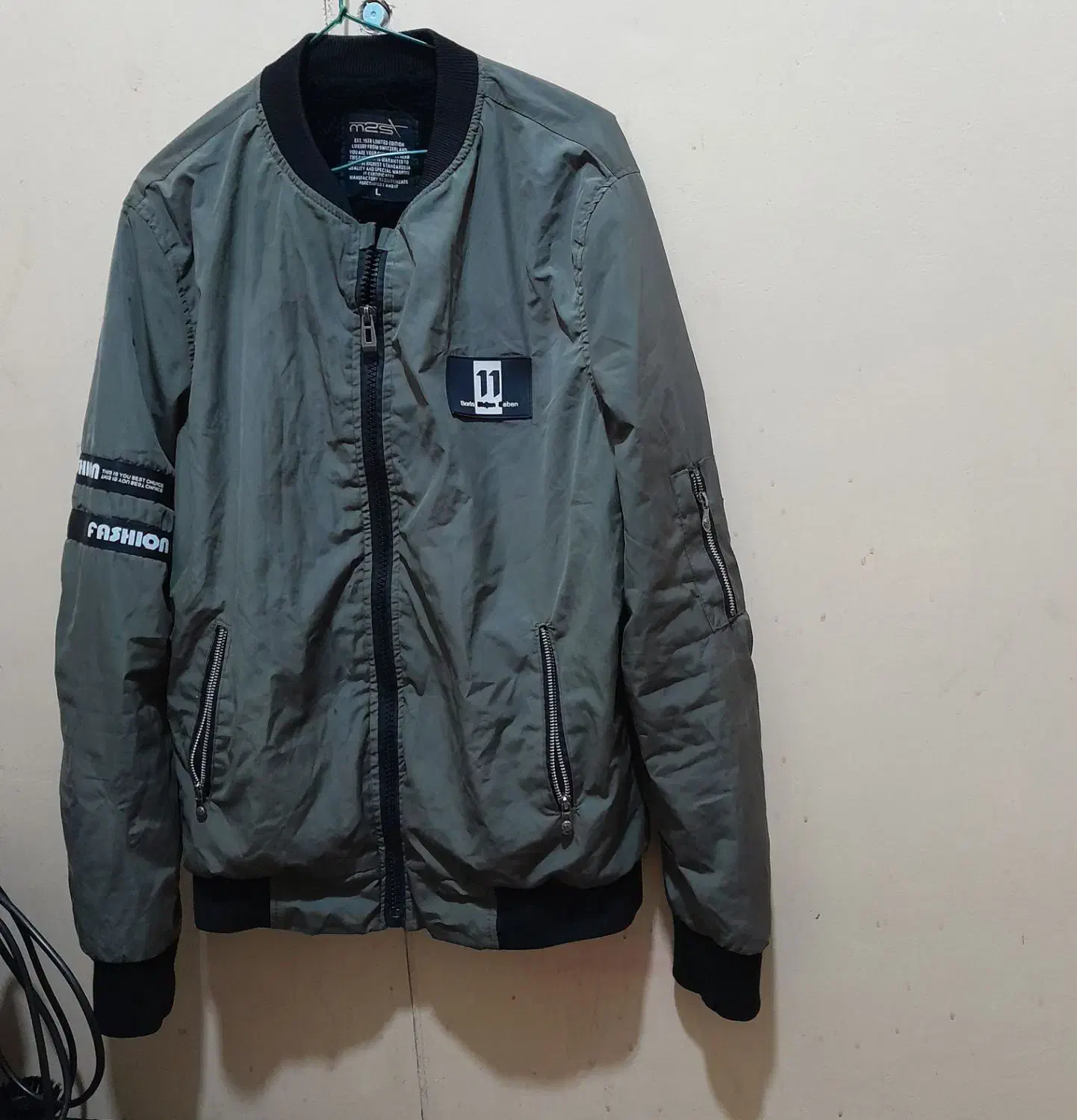 بارانی|لباس|فردیس, قریشی|دیوار