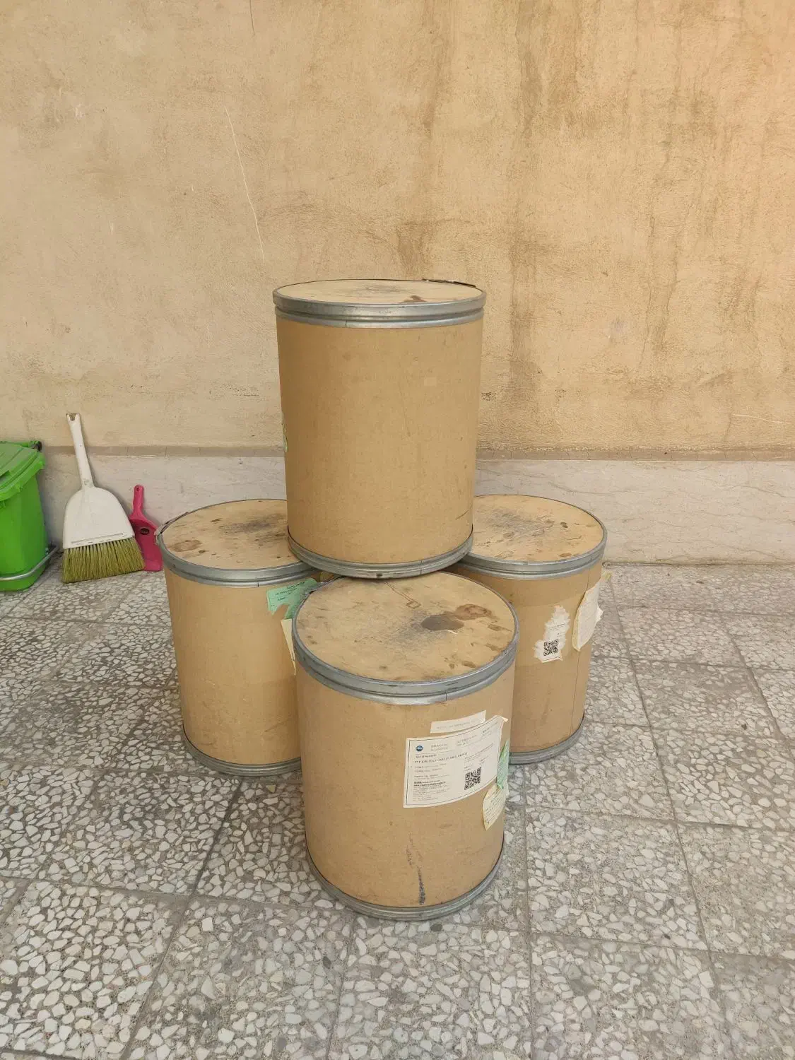 چهار عدد بشکه مقوایی کاغذی تمیز|ظروف نگهدارنده، پلاستیکی، یکبارمصرف|قدس, شهرقدس|دیوار