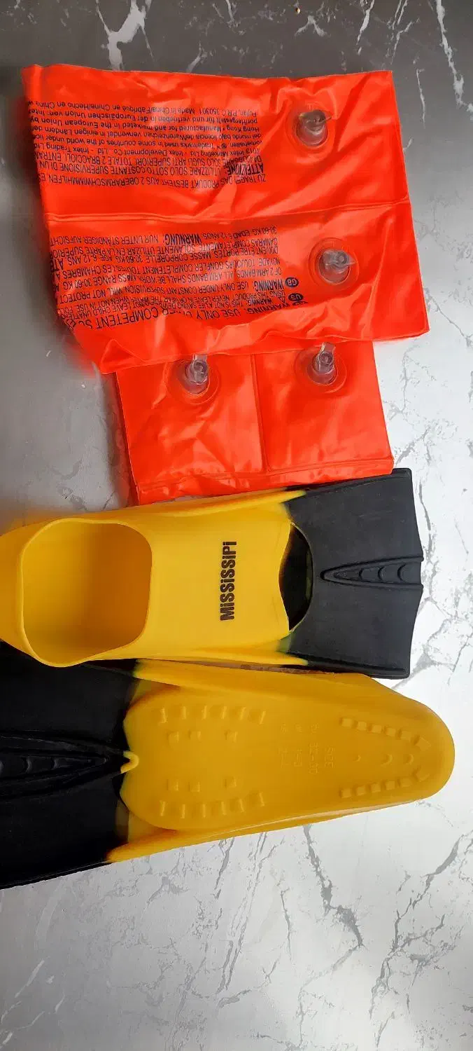 یک عدد فین شنا همراه با بازوبند|غواصی و ورزش‌های آبی|تهران, والفجر (افسریه)|دیوار