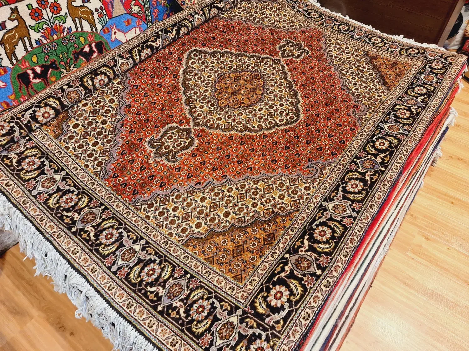 قالیچه دستباف زمینه مسی رنگ تبریز|فرش|تهران, اکباتان|دیوار