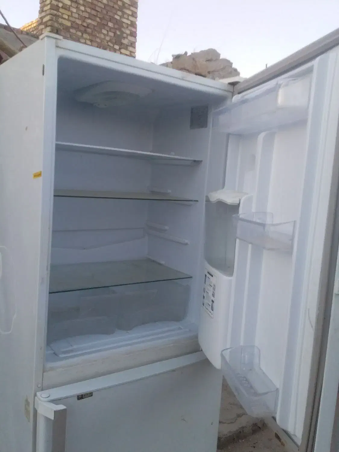سلام یخچال سالم بخاطر جابه جای میفروشم|یخچال و فریزر|زهک, |دیوار
