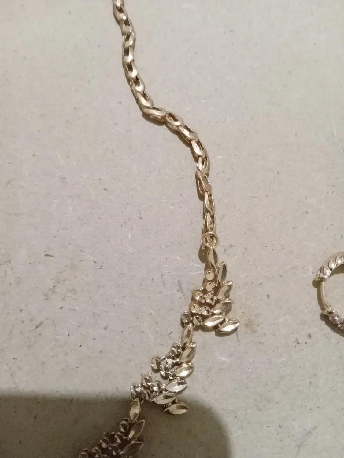 گردنی با گوشواره|جواهرات|نیشابور, گنبد سبز|دیوار