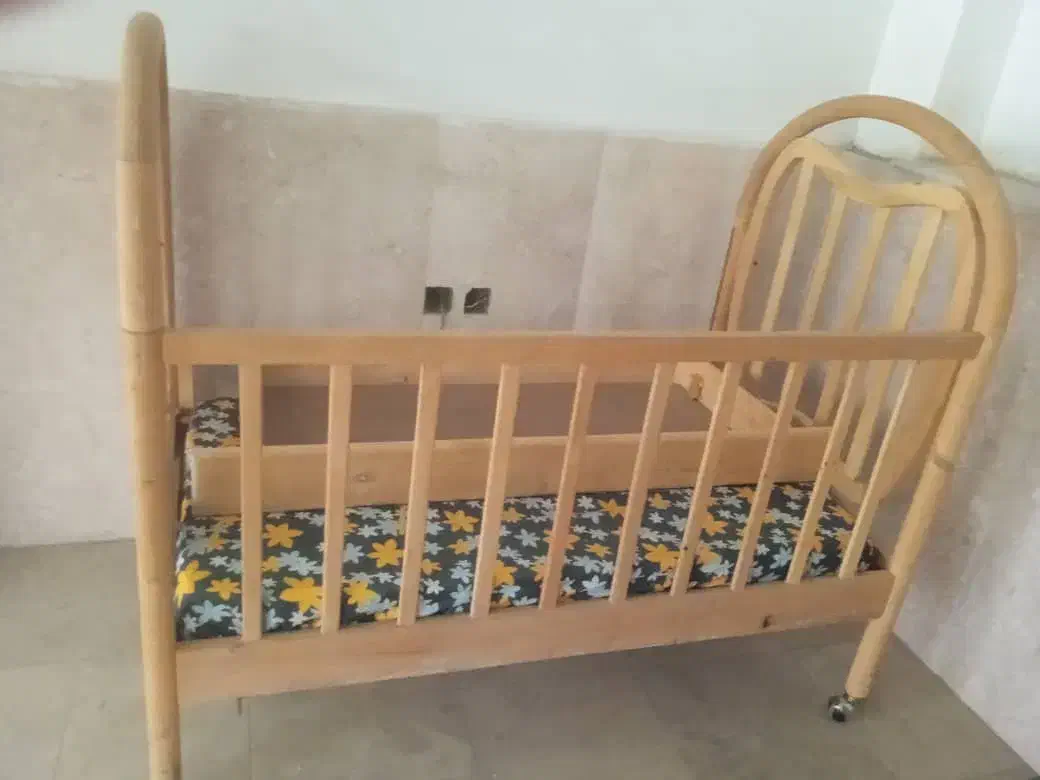 تخت چوبی کودک|تخت و صندلی بچه|ارومیه, |دیوار