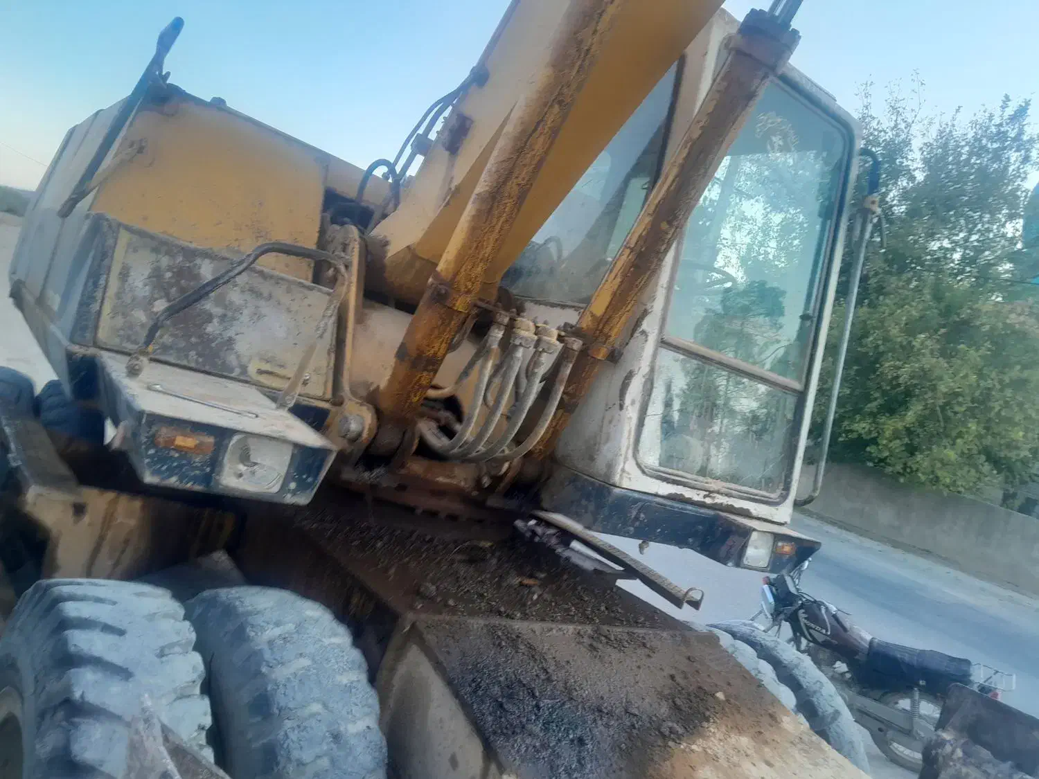 بیل لاستیکی ۱۷۰معاوضه بیل زنجیری|خودرو سنگین|فیروزآباد (فارس), |دیوار