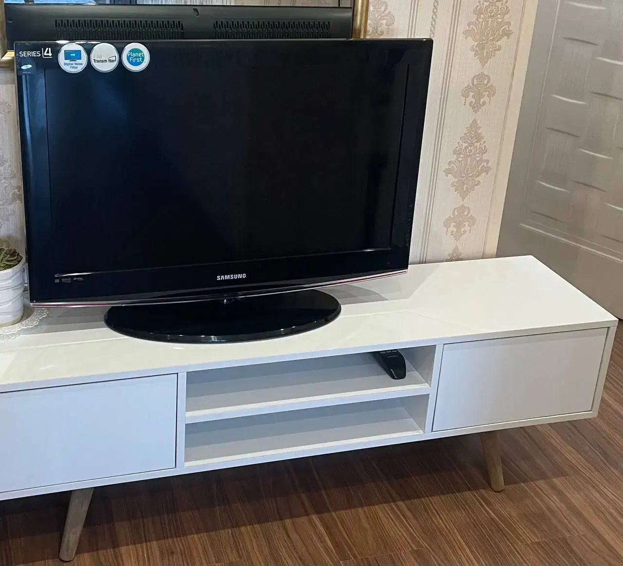 تلوزیون ال سی دی ۳۲ اینچ سامسونگ|تلویزیون و پروژکتور|تبریز, |دیوار