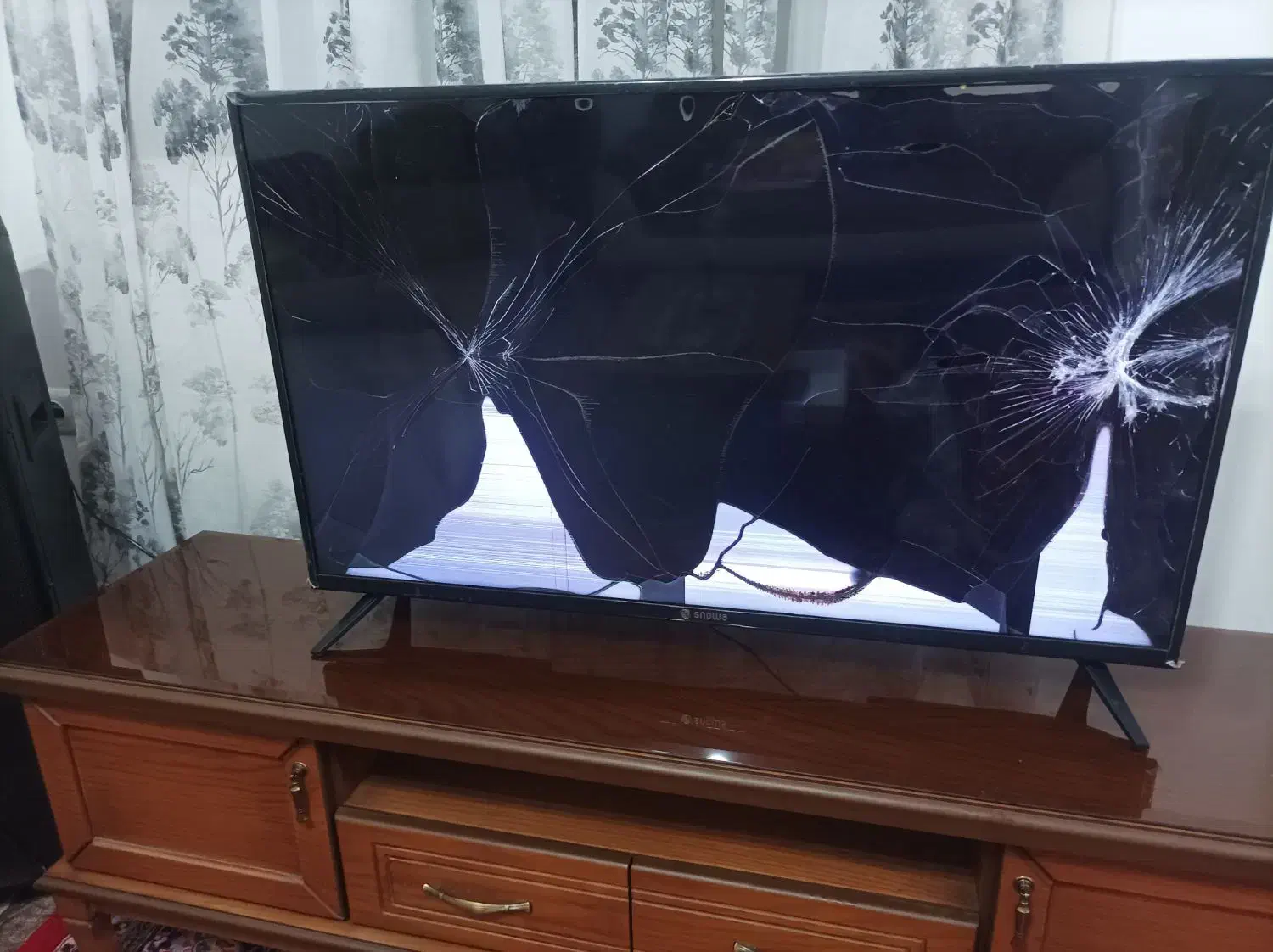 تلوزیون43اسنوا شکسته|تلویزیون و پروژکتور|رودسر, |دیوار