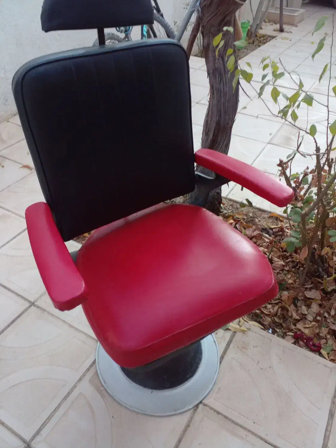 صندلی تاشو|آرایشگاه و سالن‌های زیبایی|اسفراین, |دیوار