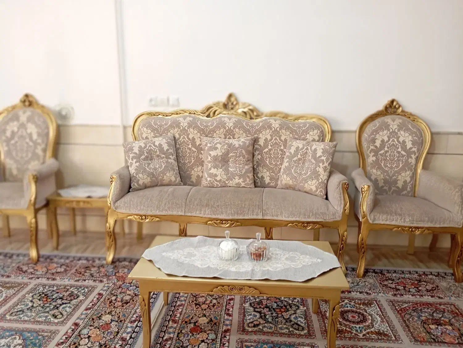 مبل سلطنتی 9 نفره در حد نو به همراه 3 عسلی|مبلمان خانگی و میز عسلی|کاشان, کارگر|دیوار