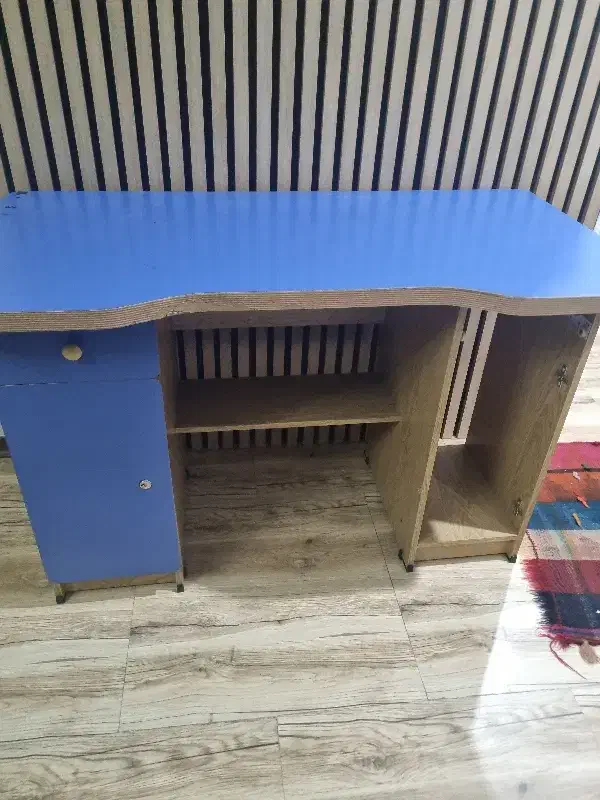 میز کامپیوتر یا تحریر|میز تحریر و کامپیوتر|فردیس, منظریه|دیوار