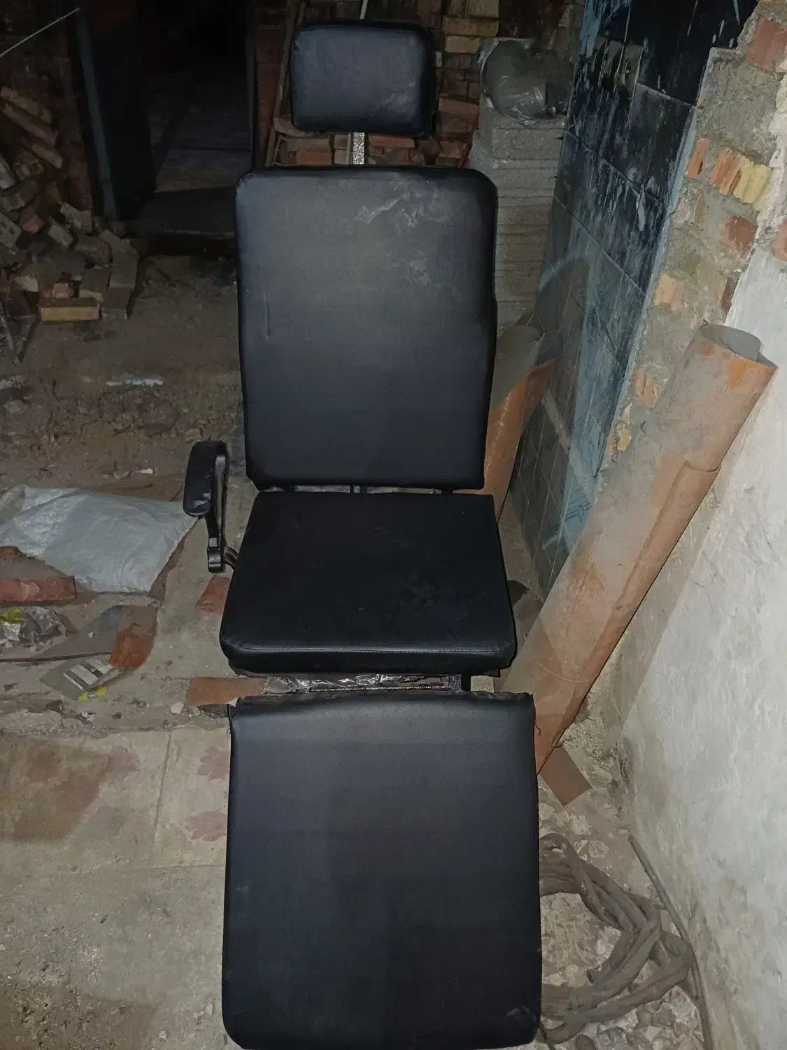 صندلی ارایشگاه‌ تمیز|آرایشگاه و سالن‌های زیبایی|رشت, نخودچر|دیوار