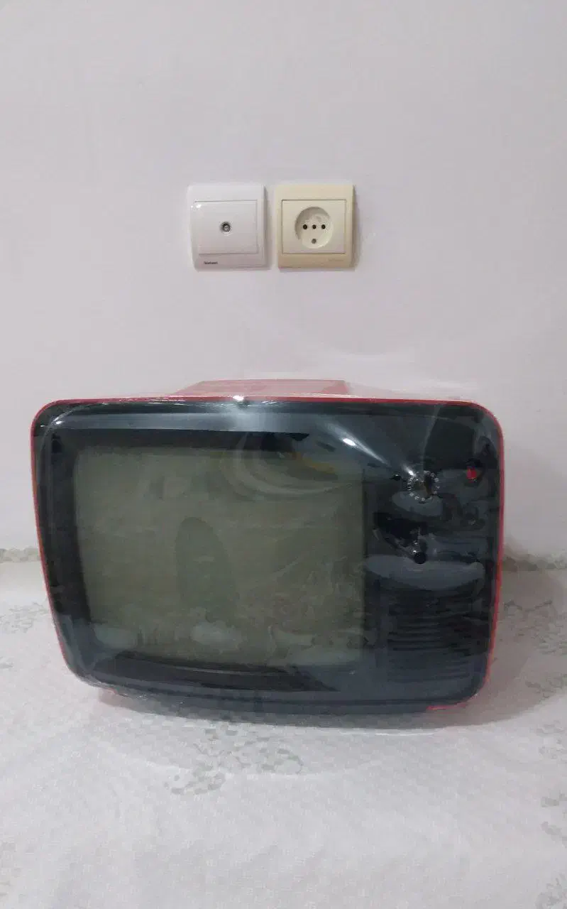 تلویزیون سیاه سفید|کلکسیون اشیاء عتیقه|باقرشهر, |دیوار