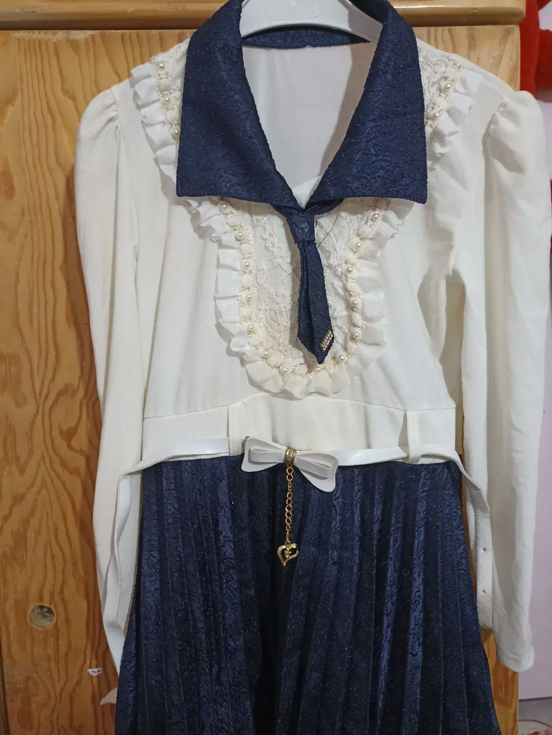 لباس های سالم در حد نو|لباس|میانه, |دیوار