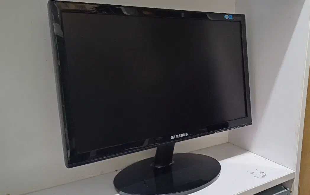 مانیتور LED 19 SAMSUNG LG|قطعات و لوازم جانبی رایانه|شیراز, شهرک پرواز|دیوار