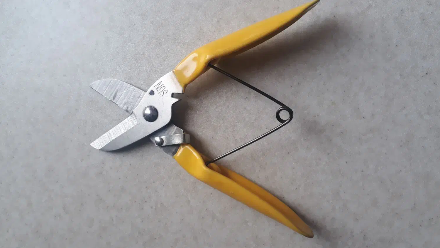 قیچی قندشکن|ابزارآلات|محمدیه-قزوین, |دیوار