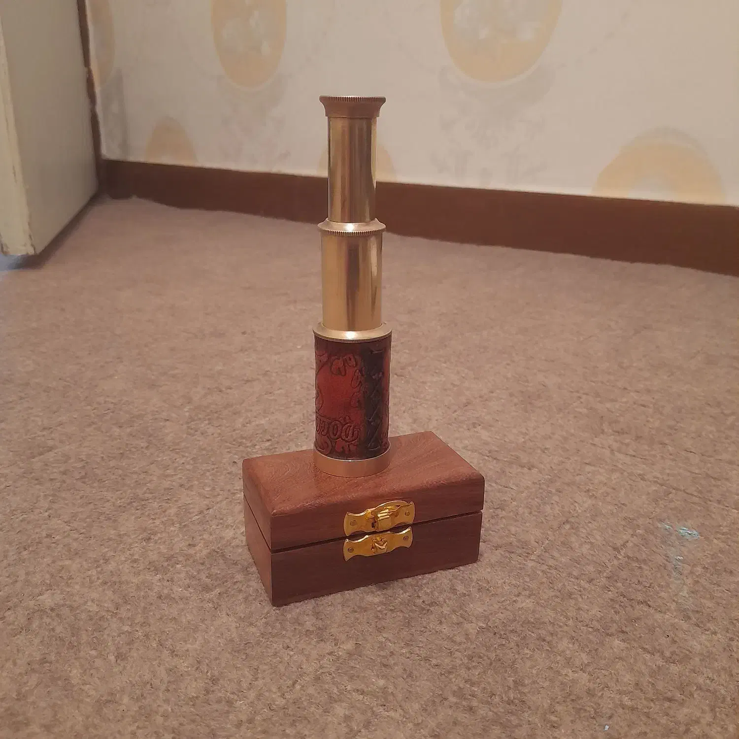 دوربین برنجی تلسکوپی|کلکسیون اشیاء عتیقه|صدرا-فارس, فاز ۱|دیوار