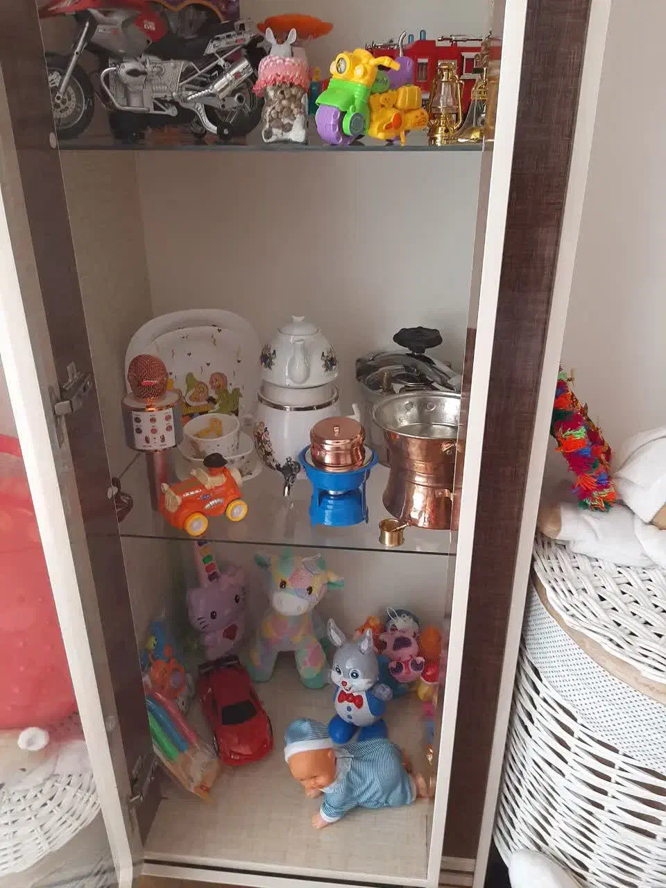 تخت و کمد و ویترین و گهواره|اسباب و اثاث بچه|خمینی‌شهر, |دیوار