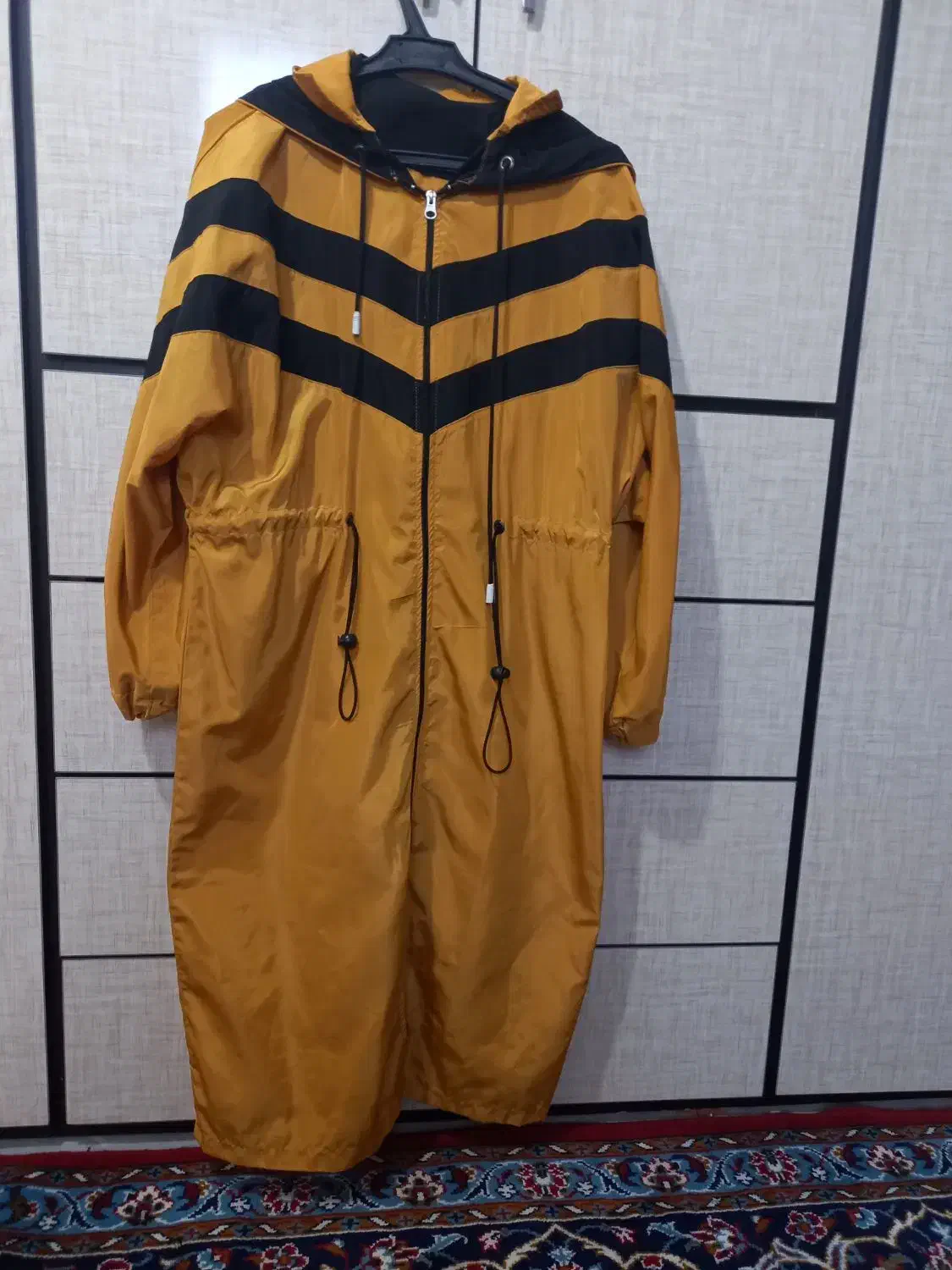 بارانی بلند|لباس|خلخال, |دیوار