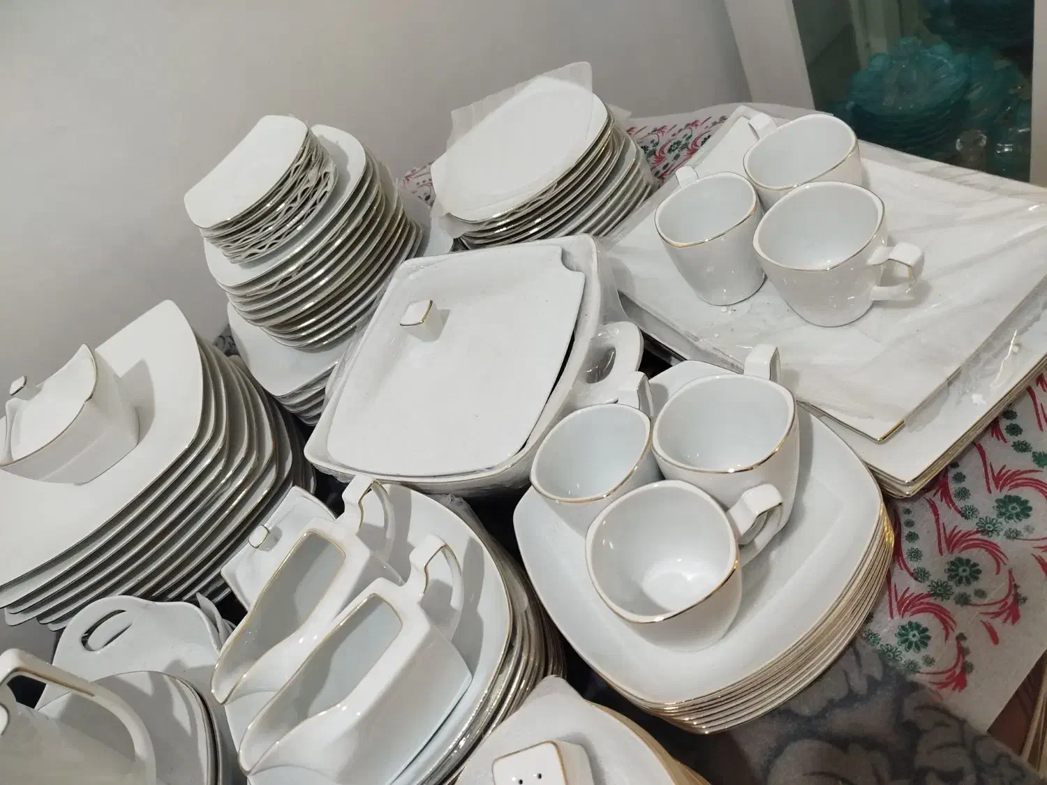 سرویس چینی،18نفره|ظروف سرو و پذیرایی|نهاوند, |دیوار