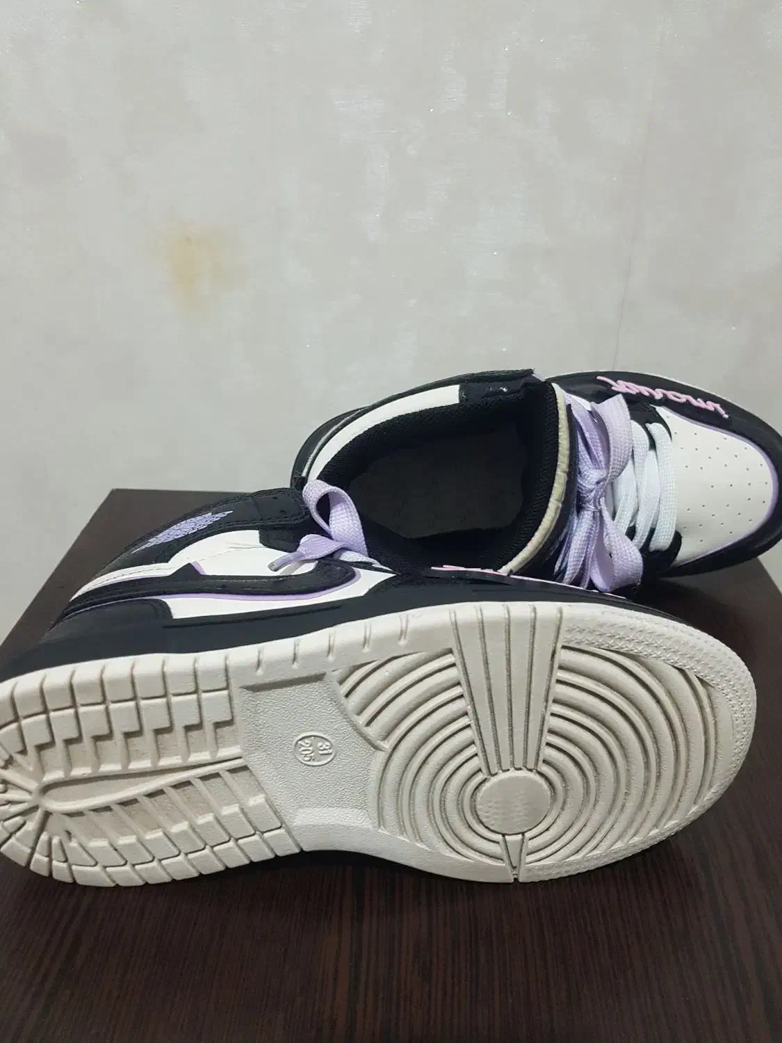 کفش کتونی خارجی دخترانه سایز ۳۱بسیار تمیز در حد نو|کفش و لباس بچه|باقرشهر, |دیوار