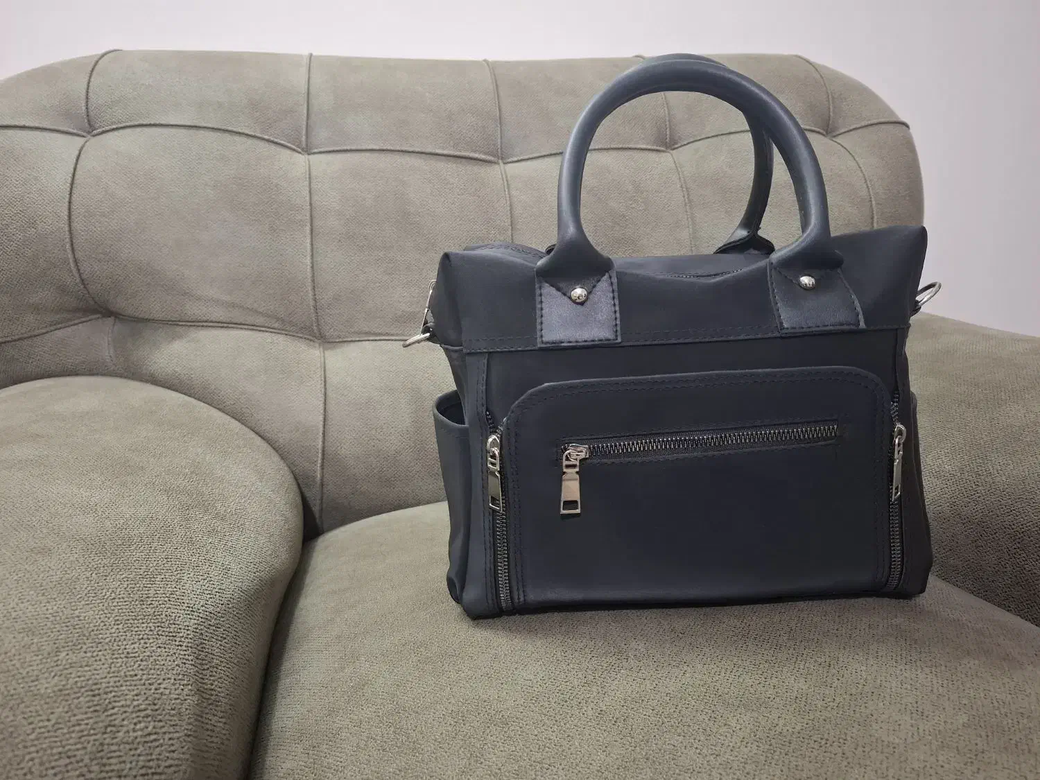 تعدادی کیف زنانه|کیف، کفش، کمربند|شیروان (خراسان), |دیوار