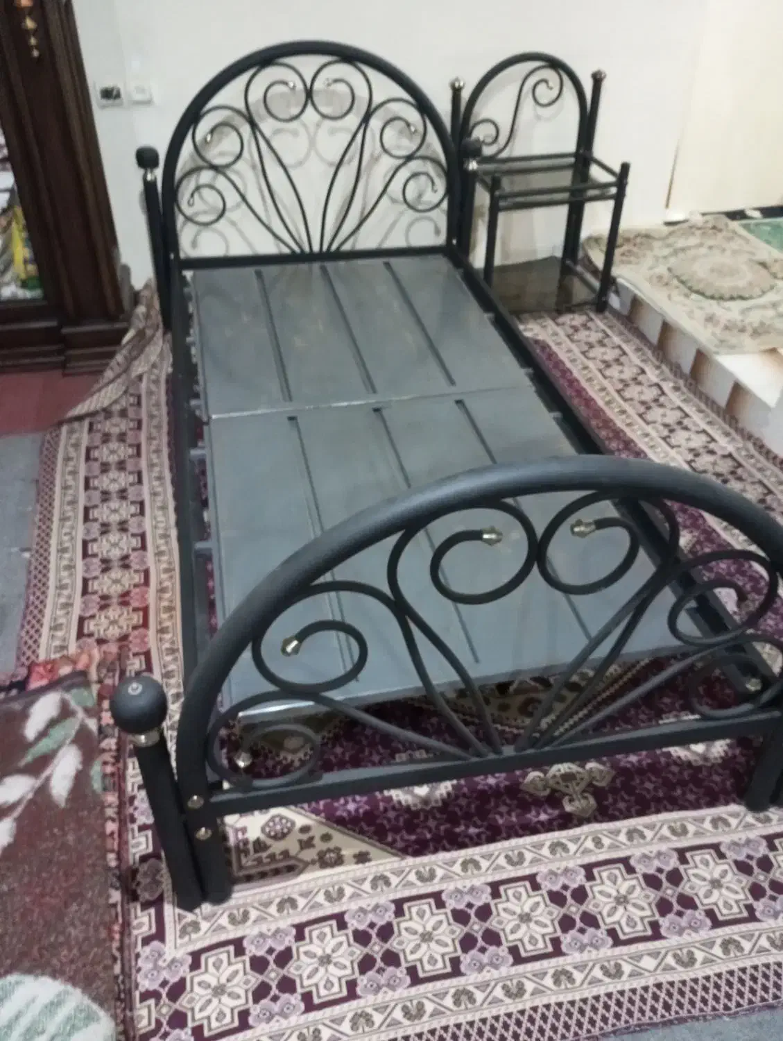 تختخواب تک نفر اهنی|تخت و سرویس خواب|تیکمه داش, |دیوار