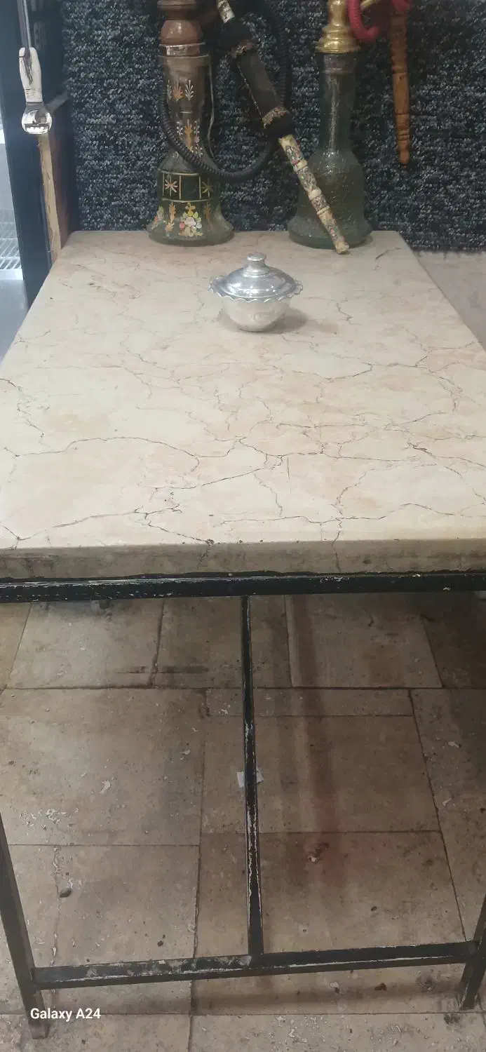 میز با پایه آهنی و رویه سنگی با نیمکت|میز و صندلی غذاخوری|تهران, سلسبیل جنوبی|دیوار