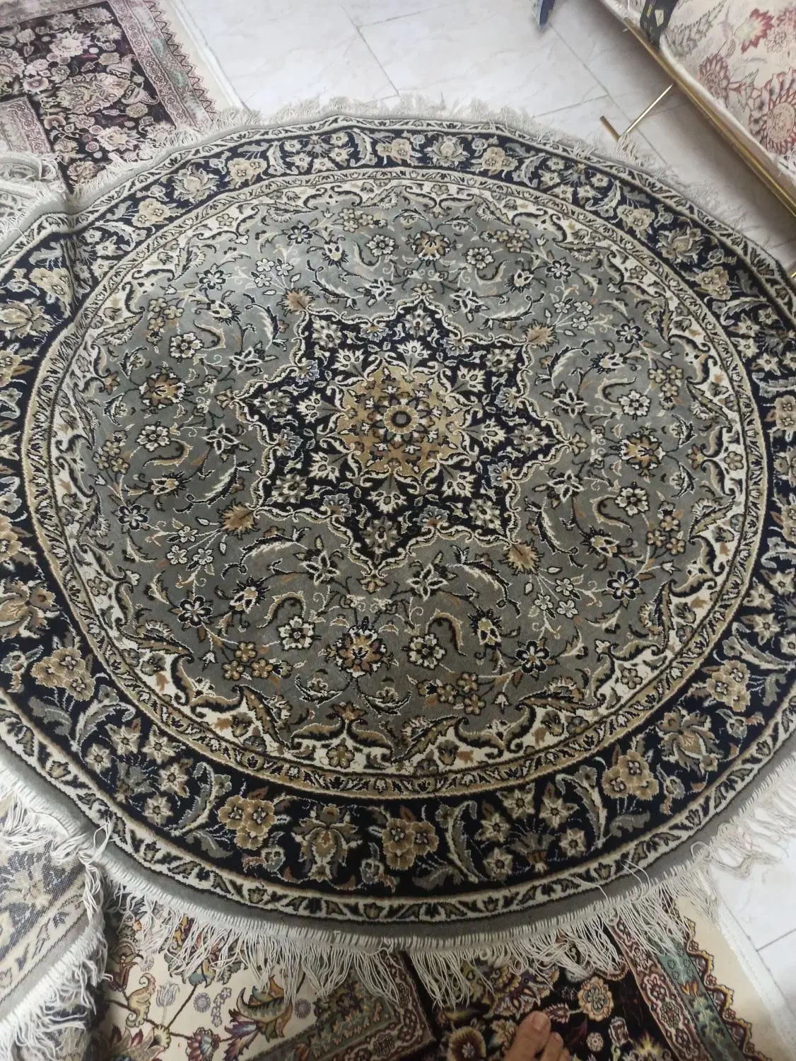 دو عدد فرش گرد|فرش|رودهن, |دیوار
