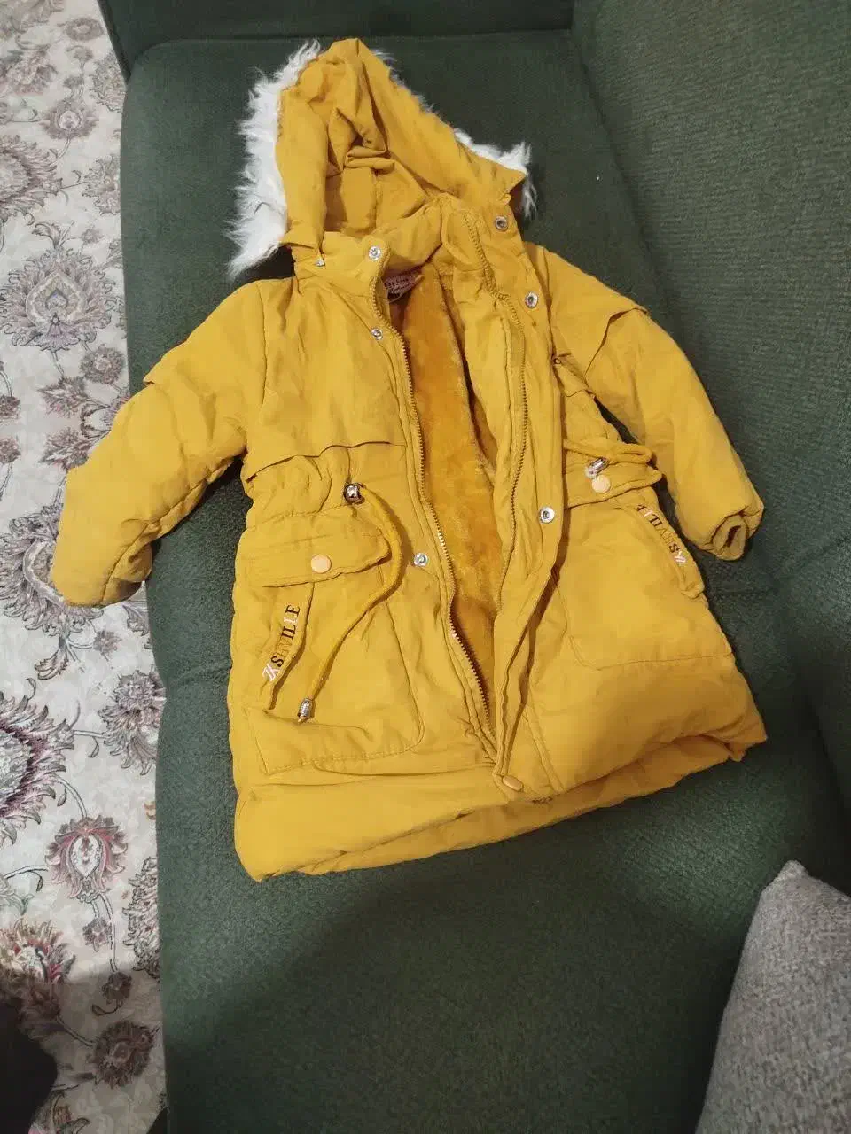 کاپشن دخترانه|لباس|قم, قلعه کامکار|دیوار