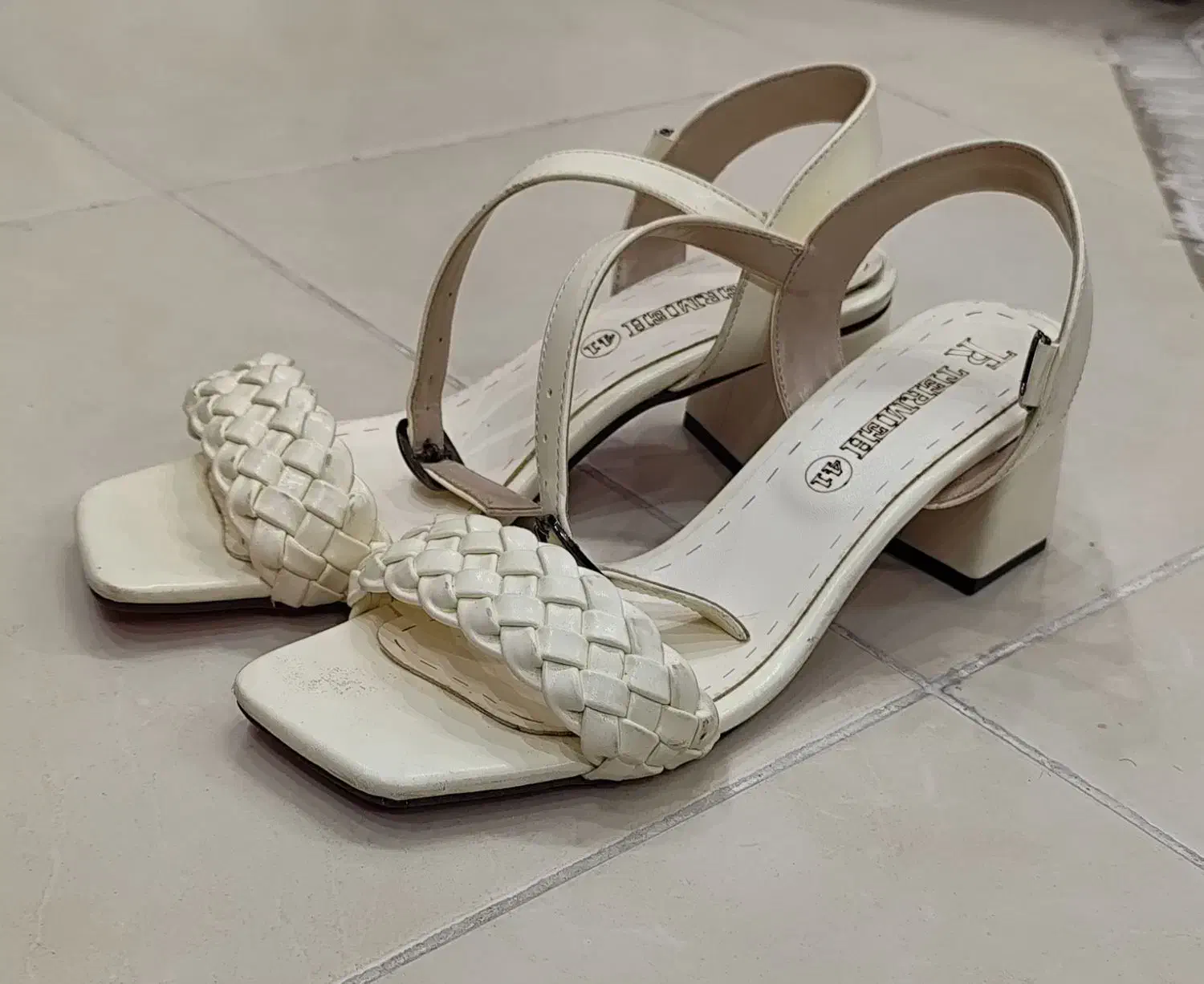 صندل مجلسی|کیف، کفش، کمربند|گلبهار, شهر جدید گلبهار|دیوار