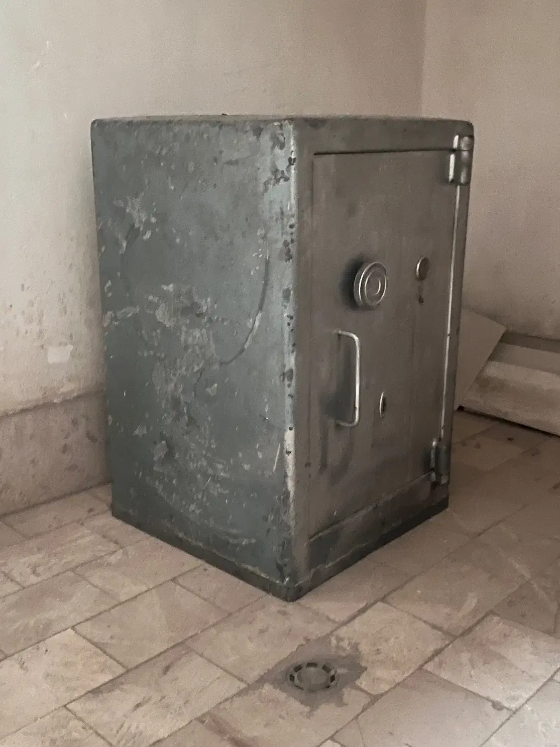 گاو صندوق کاوه قدیمی|کلکسیون اشیاء عتیقه|فردیس, خیام شرقی|دیوار