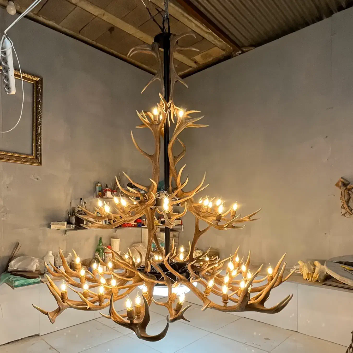 لوستر شاخ گوزن جنس فایبرگلاس و فلز|لوستر و چراغ آویز|تهران, نمایشگاه بین المللی|دیوار