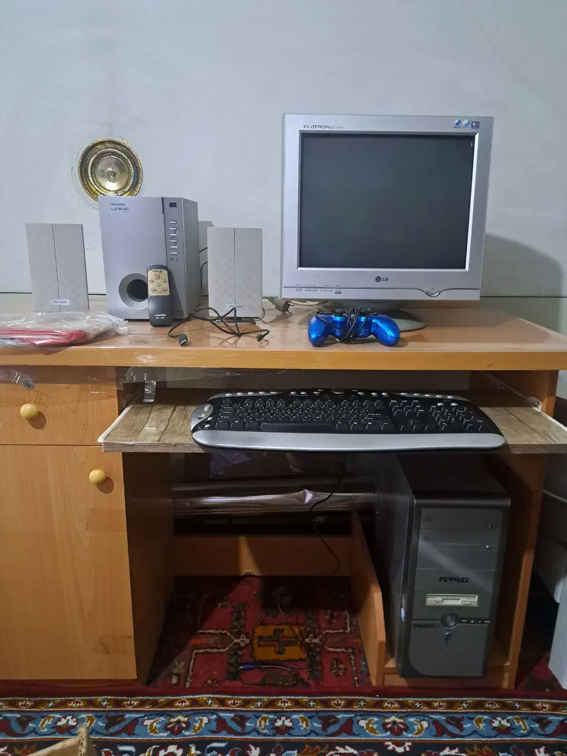 سیستم کامپیوتر ب همراه اسپیکر و میز و صندلی|رایانه رومیزی|مراغه, |دیوار