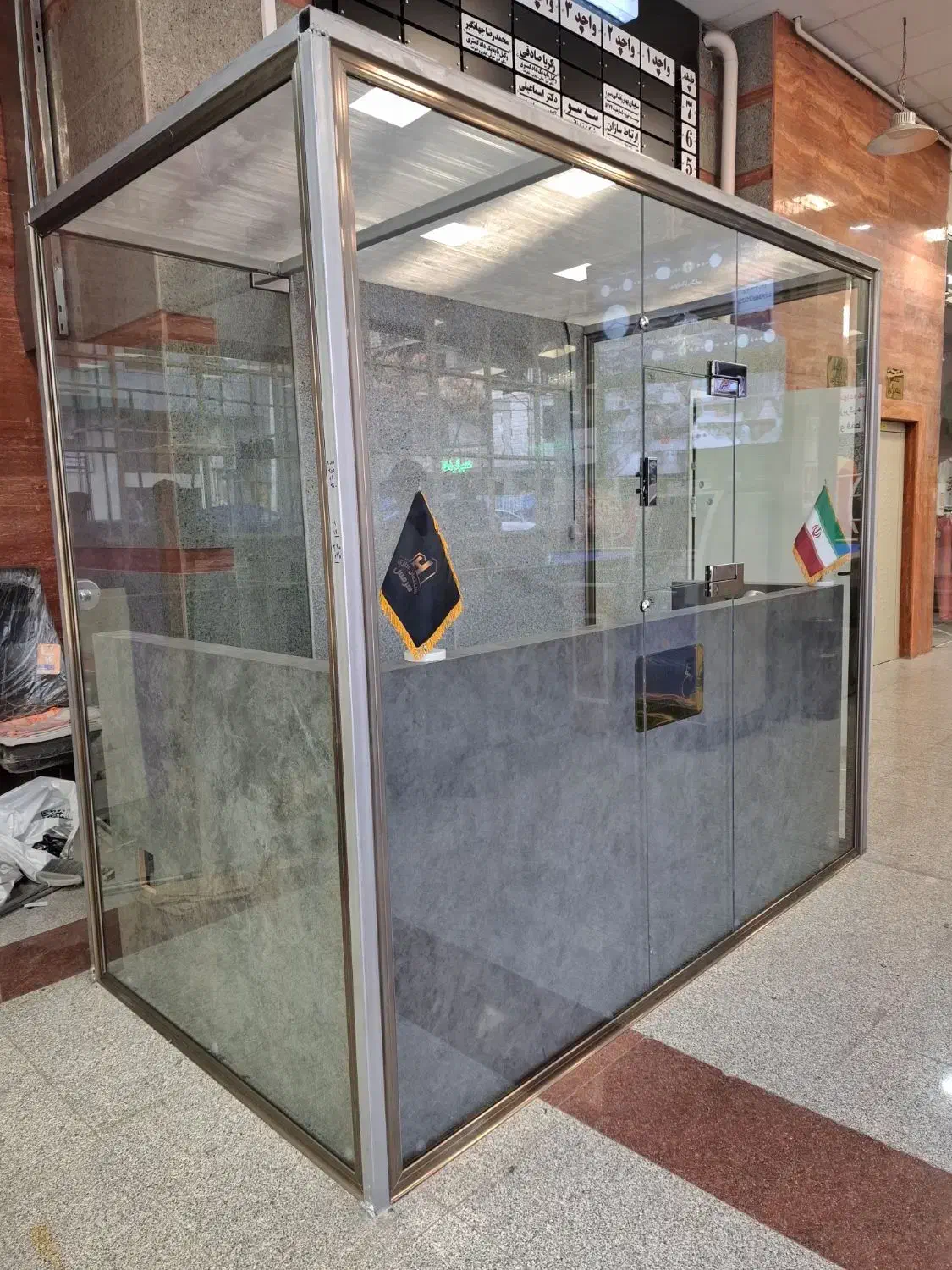 به یک نفر جهت کار در نصب بالکن شیشه ای نیازمندیم|خدمات پیشه و مهارت|تبریز, |دیوار