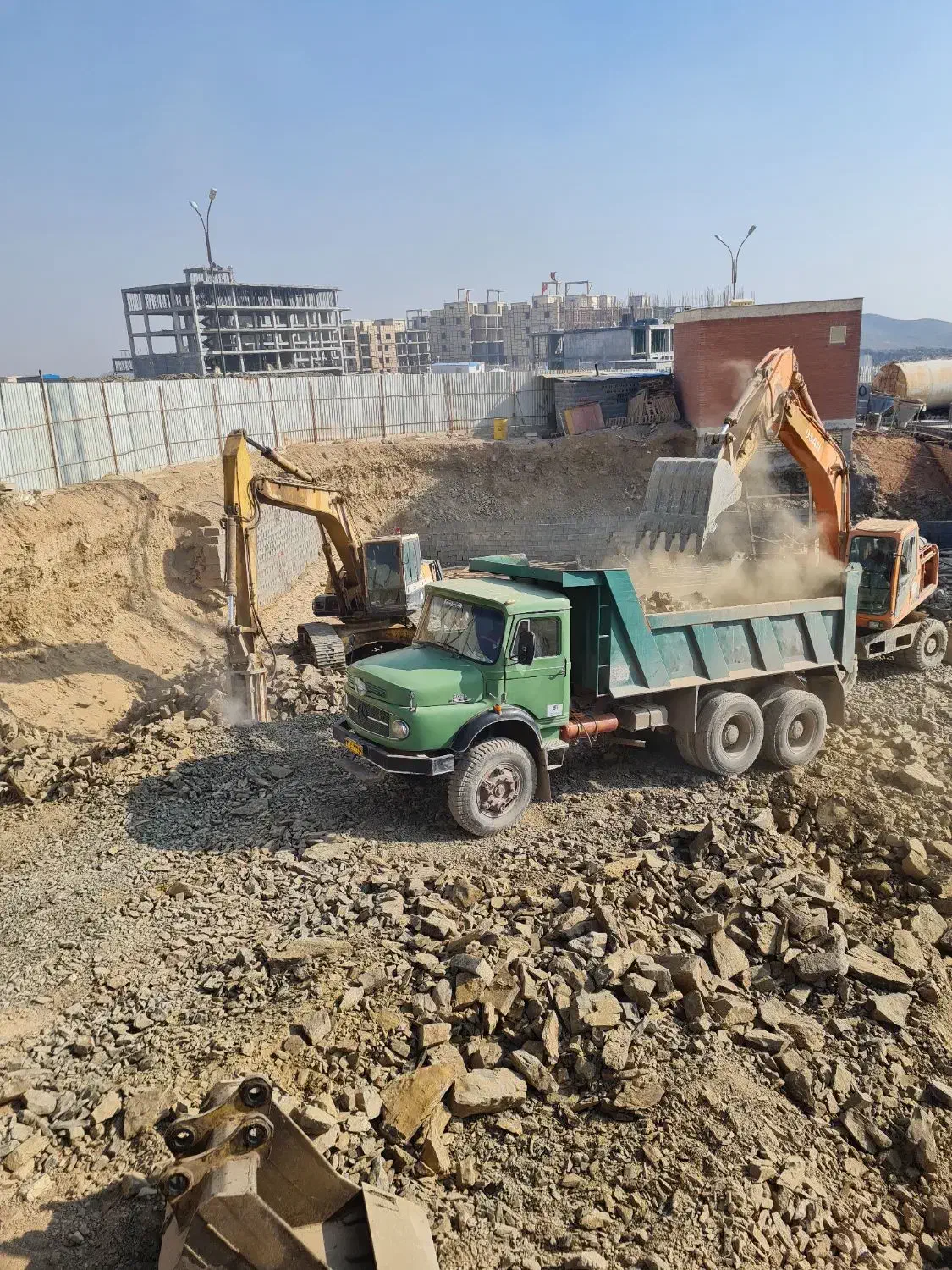 تخریب وخاکبرداری وخاک ریزی|خدمات پیشه و مهارت|اصفهان, خواجه عمید|دیوار