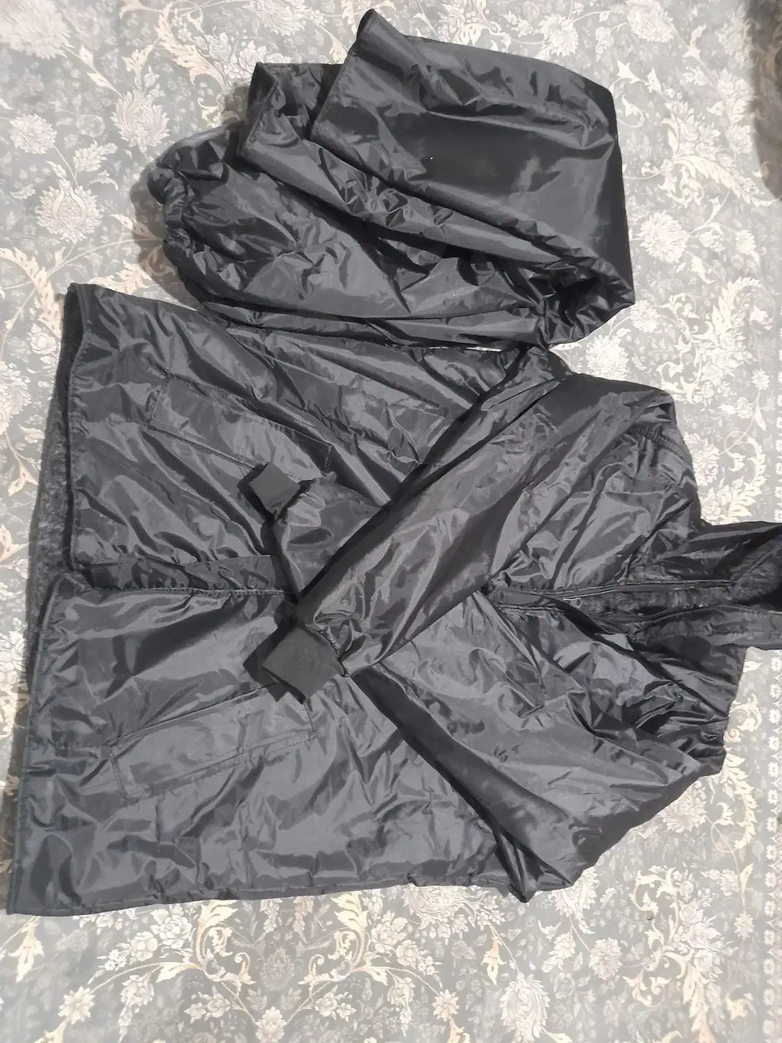 بادگیر|لباس|کرج, کلاک نو|دیوار