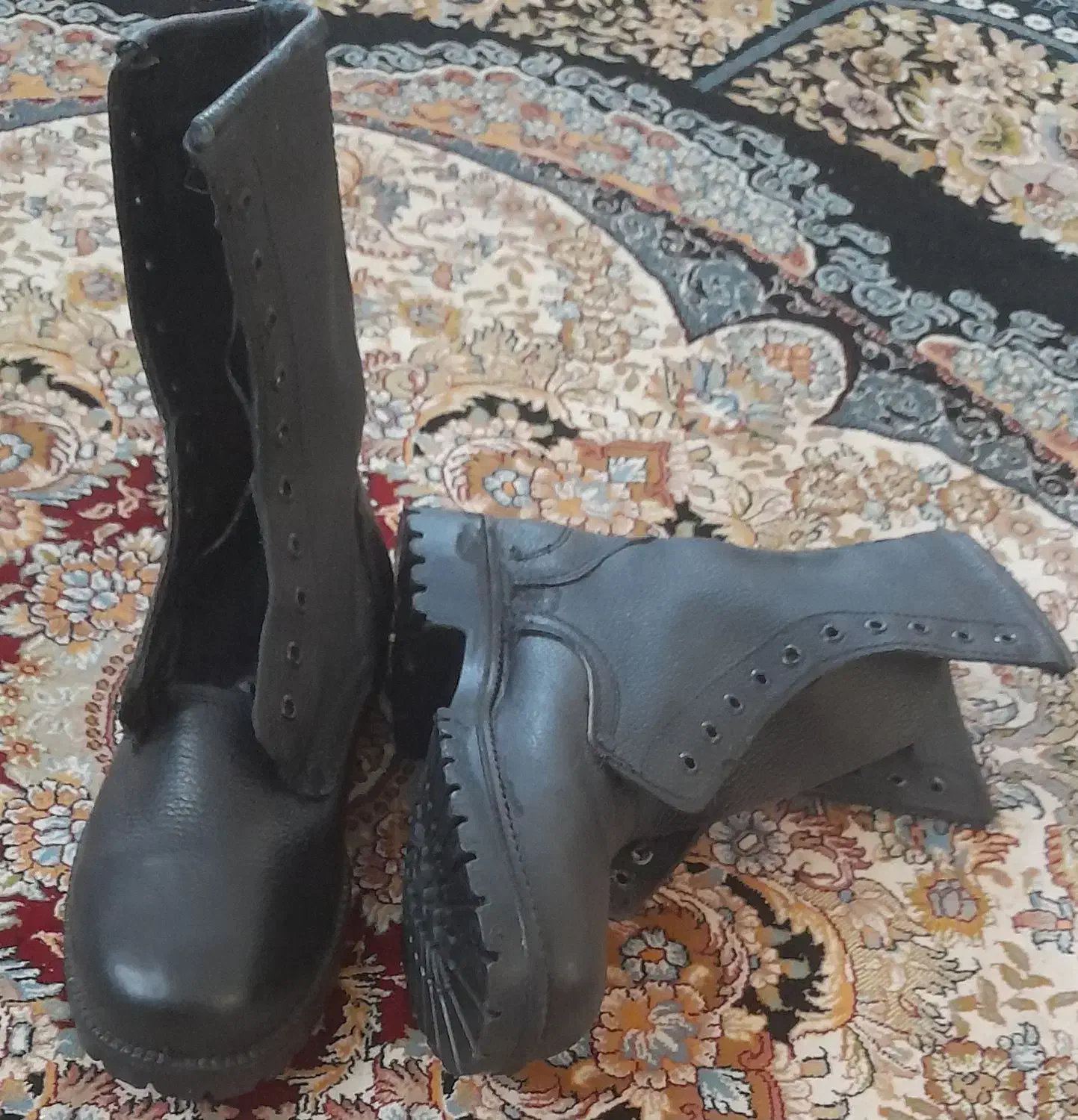 پوتین سربازی|کیف، کفش، کمربند|تربتحیدریه, ۴۵ متری|دیوار