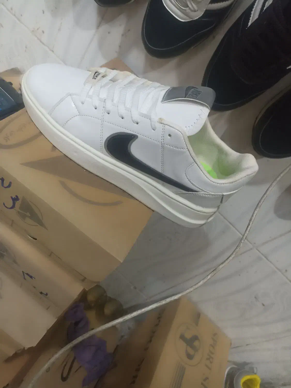 کفش|کیف، کفش، کمربند|کاشمر, |دیوار